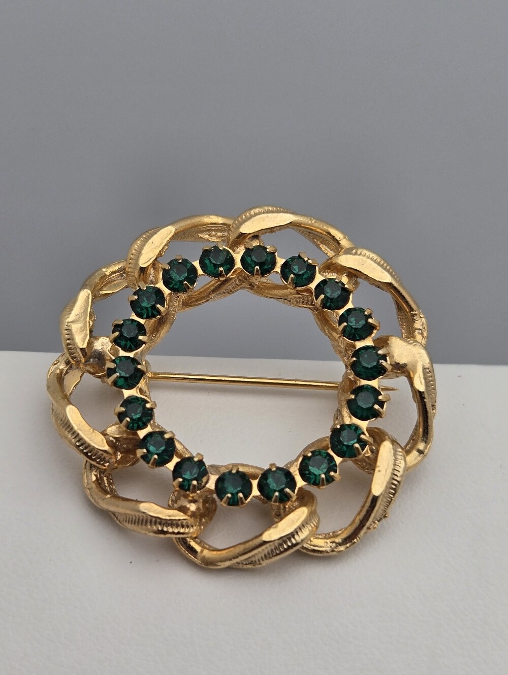 Green Rhinestone Wreath Brooch Mid-Century Chain Link Vintage Gold-Tone Emerald